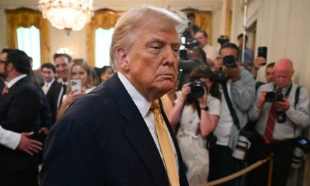 Le diagnostican a Trump insuficiencia venosa crónica