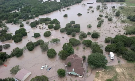 Lluvias dejan 81 muertos y 41 desaparecidos en Texas