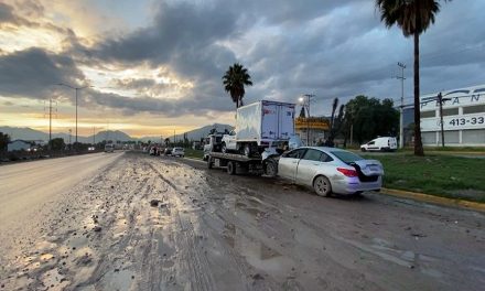Participan cuatro en accidente, nontones de escombro lo causan