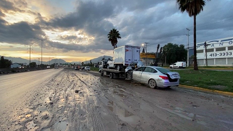 Participan cuatro en accidente, nontones de escombro lo causan