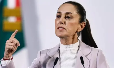 Sheinbaum llama a la austeridad y morenistas de lujo