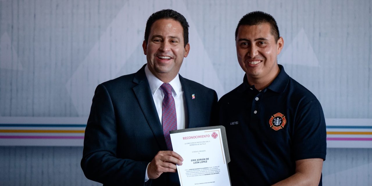 Javier Díaz reconoce labor de bomberos de Saltillo