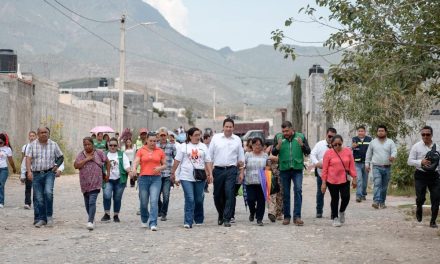 Javier Díaz lleva pavimentación al poniente de Saltillo