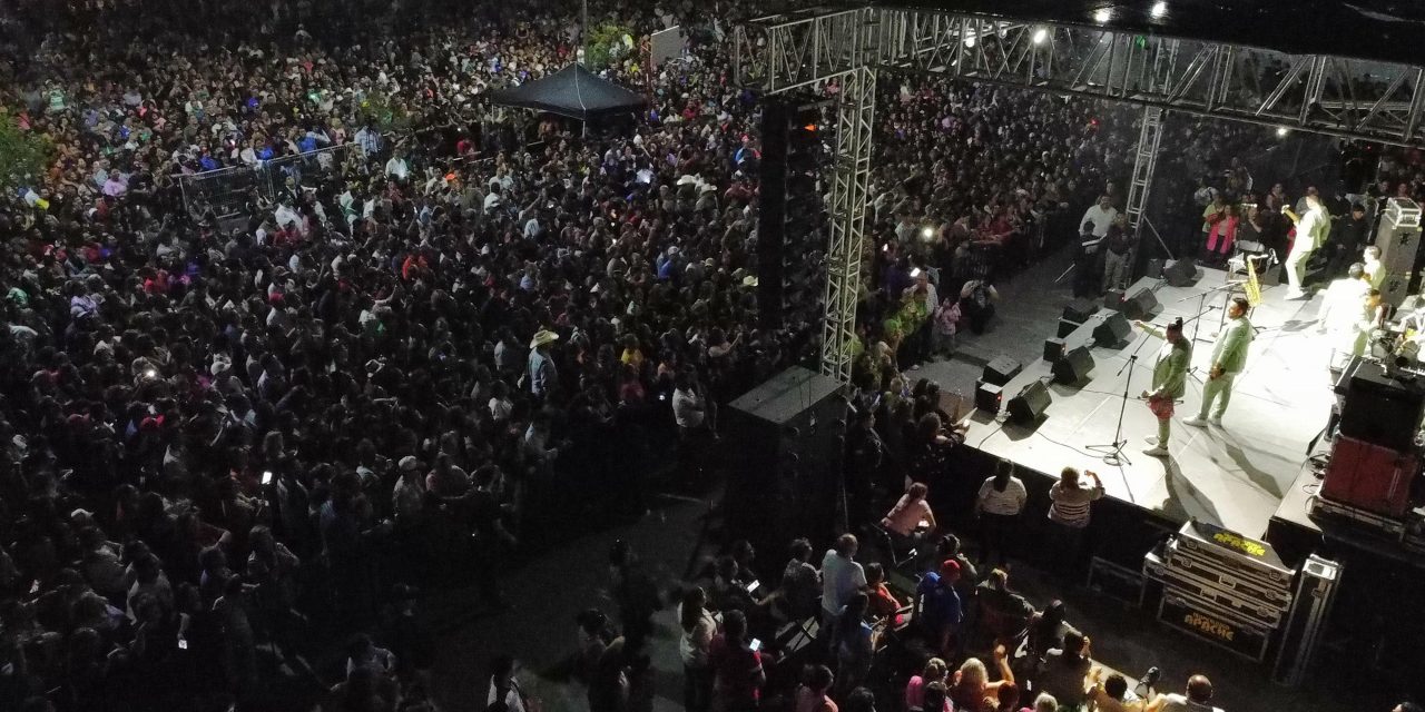 Disfrutan miles de Tropicalísimo Apache en la Saltillo 2000