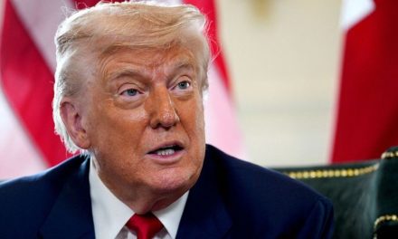 Trump asegura que su amistad con Epstein terminó porque le robó trabajadores