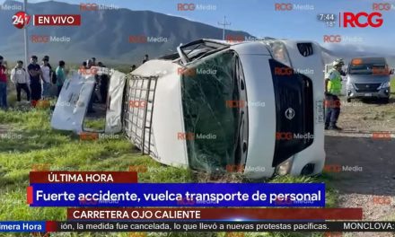 Vuelca transporte de personal en autopista Carbonera-Ojo Caliente