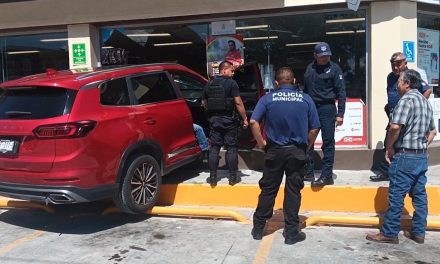 Adulto mayor entra con todo y camioneta a una tienda de conveniencia en Parras