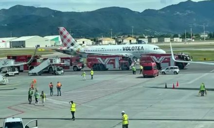 Hombre muere succionado por el motón de un avión en aeropuerto de Italia