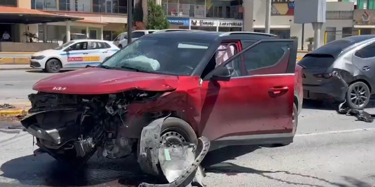 Aparatoso choque con cuantiosos daños en el bulevar José Musa de León