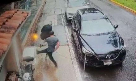 Captan en video una brutal agresión a un adulto mayor en Morelia sin motivo aparente