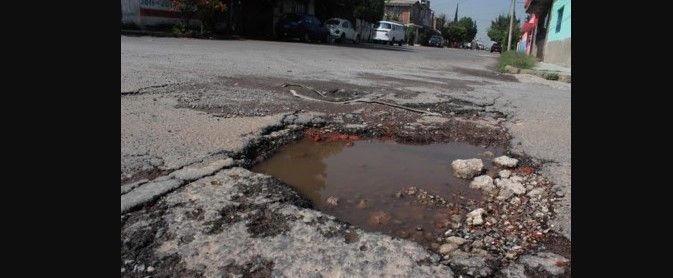 Intransitable la calle Hebreos por la cantidad de baches