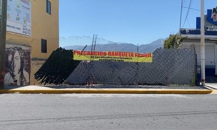 Saltillo: Lona advierte del peligro de utilizar una banqueta
