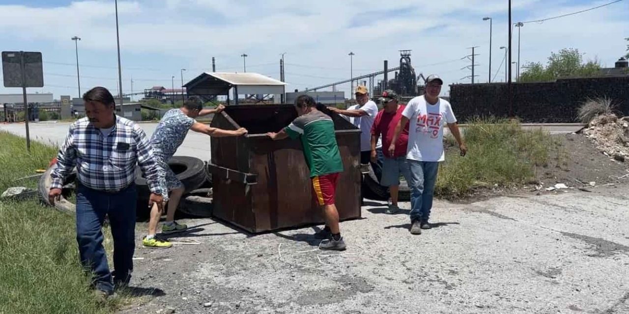 Obreros de AHMSA refuerzan bloqueo en la siderúrgica