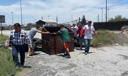 Obreros de AHMSA refuerzan bloqueo en la siderúrgica