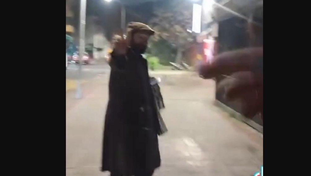 Boric, presidente de Chile, aparece caminando en solitario en vivo de tiktoker