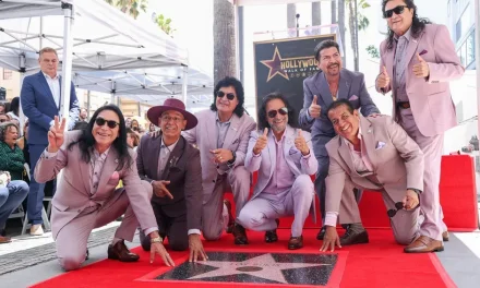 Los Bukis develan estrella en Hollywood y la dedican a los migrantes