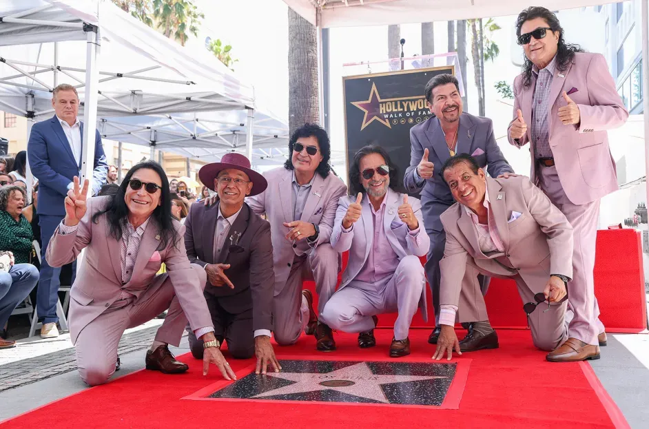Los Bukis develan estrella en Hollywood y la dedican a los migrantes