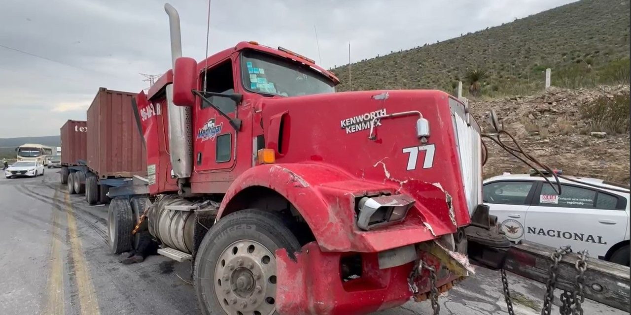 Impacta camión de carga a autobús de pasajeros