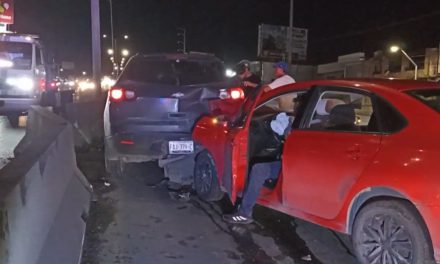 Saltillo: Carambola sobre Periférico ocasiona caos vial en la madrugada