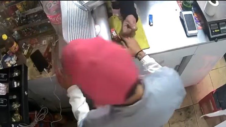 Empleado frustra asalto con machete en tienda de Tultitlán, Edomex