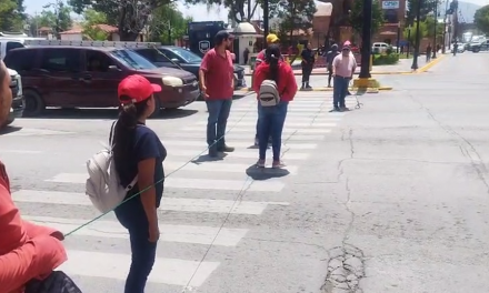 Familiares de heridos bloquean bulevar en Saltillo para exigir pago de gastos médicos