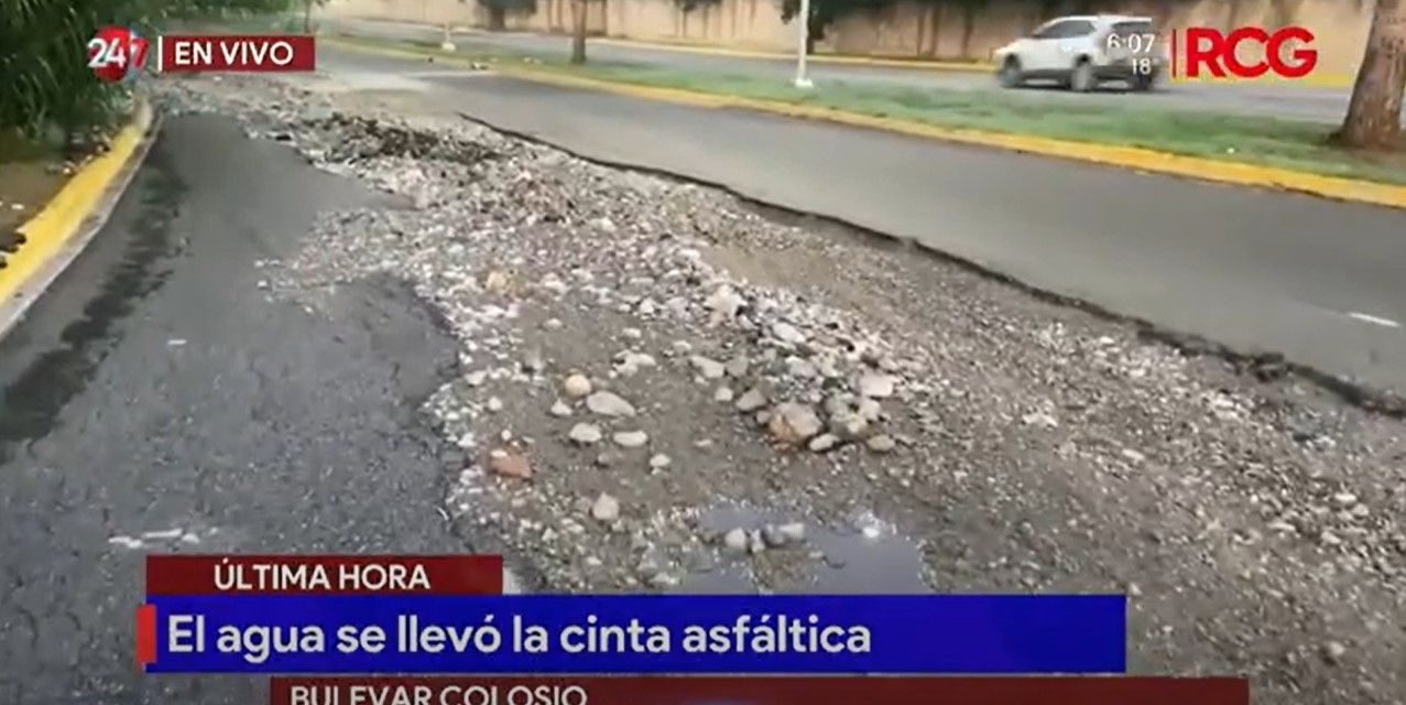 Lluvias ‘desaparecen’ carriles del bulevar Colosio