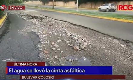 Lluvias ‘desaparecen’ carriles del bulevar Colosio