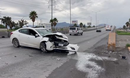 Conductor se queda dormido y choca contra la base de un puente en Saltillo
