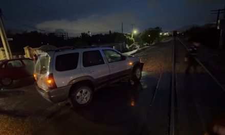 Saltillo: Conductora intentó ganarle al tren y se lleva tremendo susto al ser impactada
