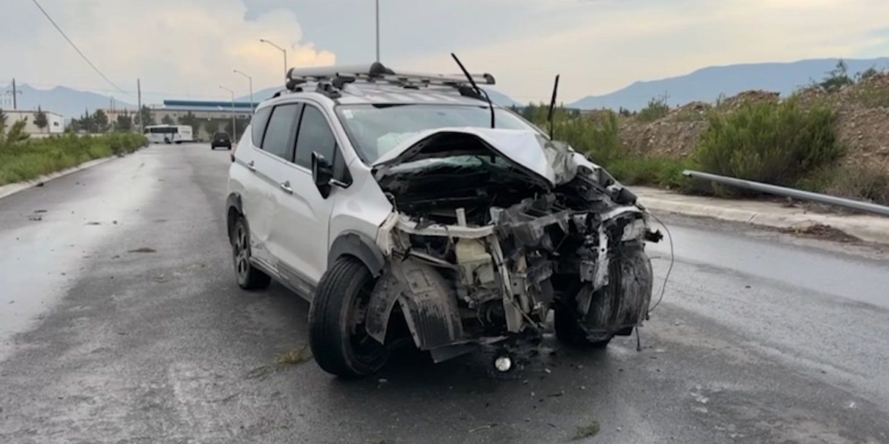 Derrapa e impacta contra poste metálico en Arteaga