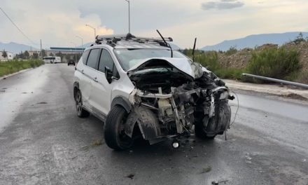 Derrapa e impacta contra poste metálico en Arteaga
