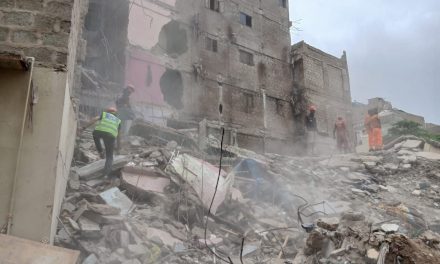 Derrumbe en edificio en Pakistán deja al menos 27 muertos