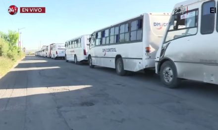 Transportes de personal no usan estacionamiento de la empresa, invaden calle en la Mirasierra