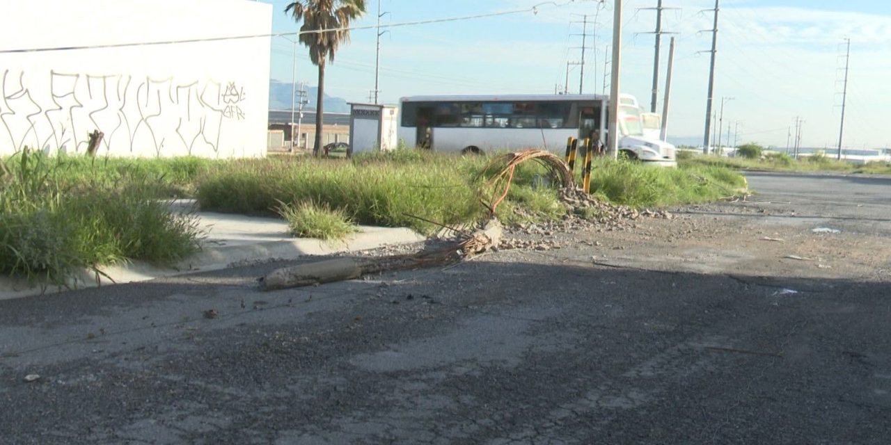 En peligro familias de Lomas del Refugio… postes y cables se cayeron