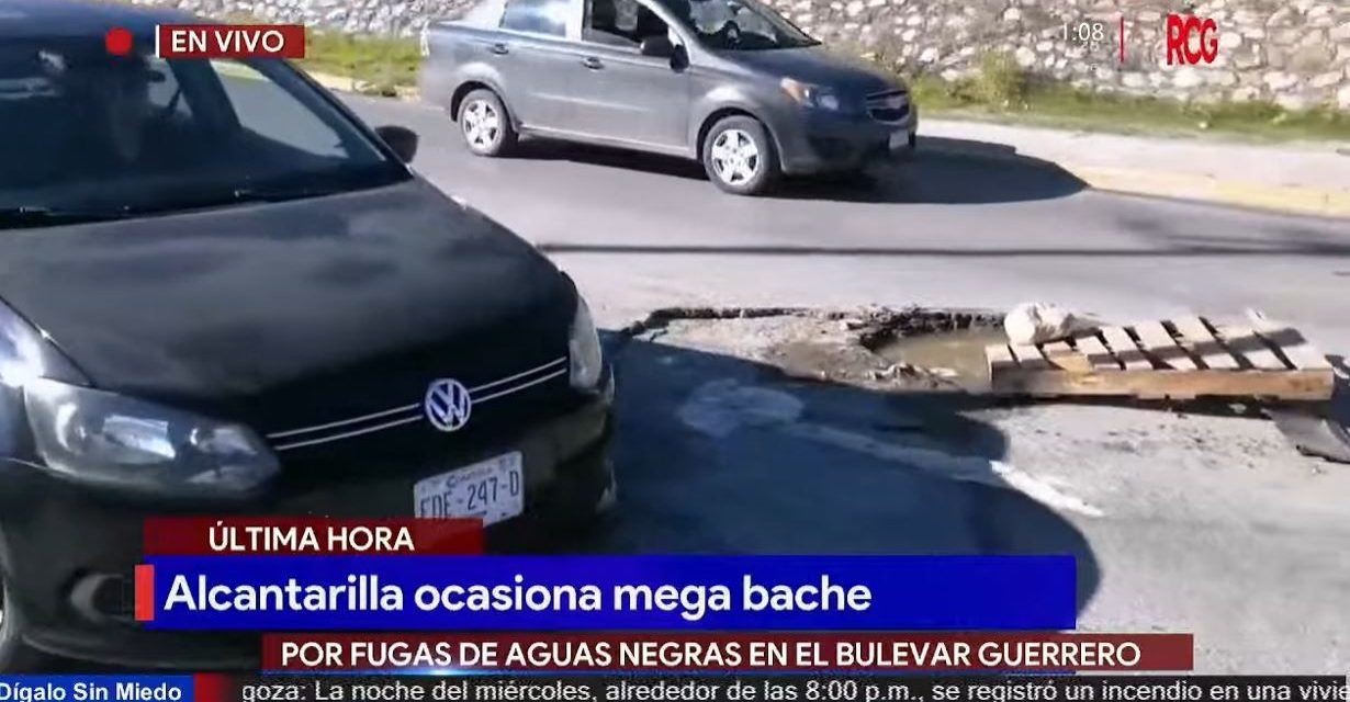Fuga de aguas negras causa megabache en bulevar Guerrero