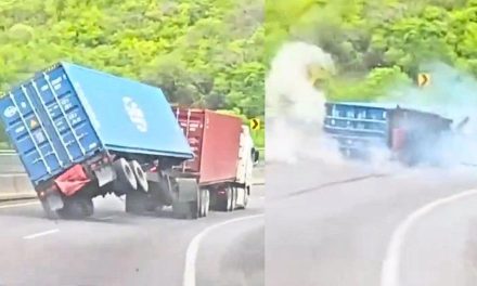 Graban volcadura de tráiler de doble remolque en autopista Colima-Manzanillo