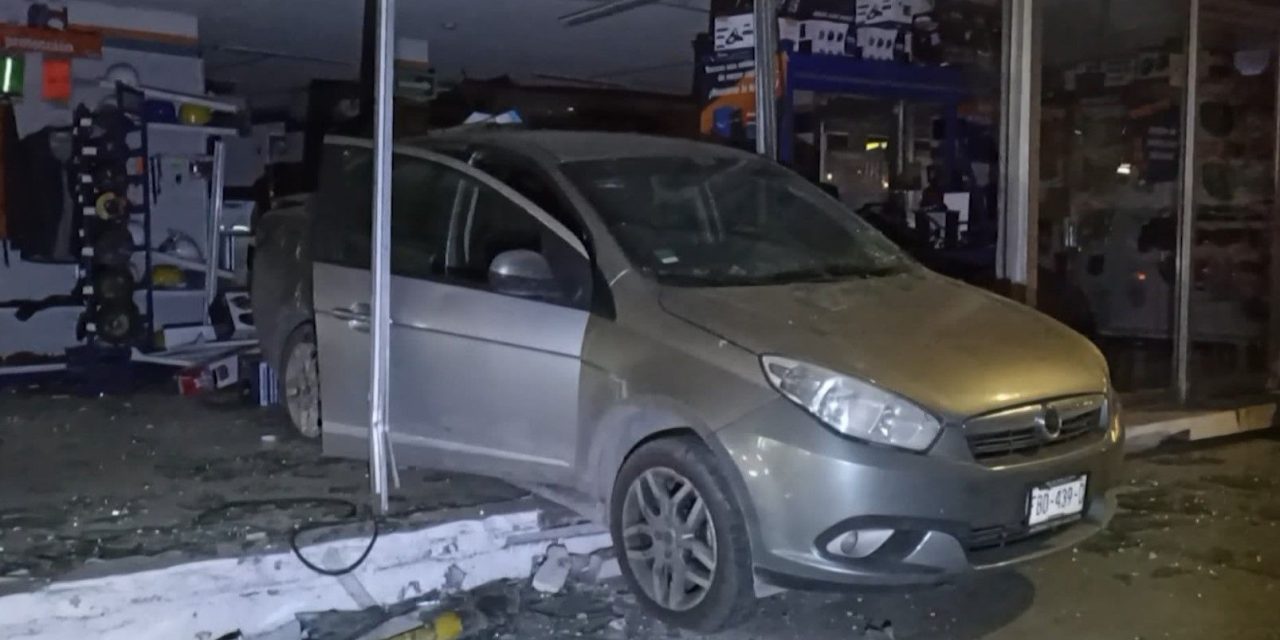 Hombre pisa el acelerador para alcanzar el  ‘verde’ y termina adentro de tienda en Saltillo