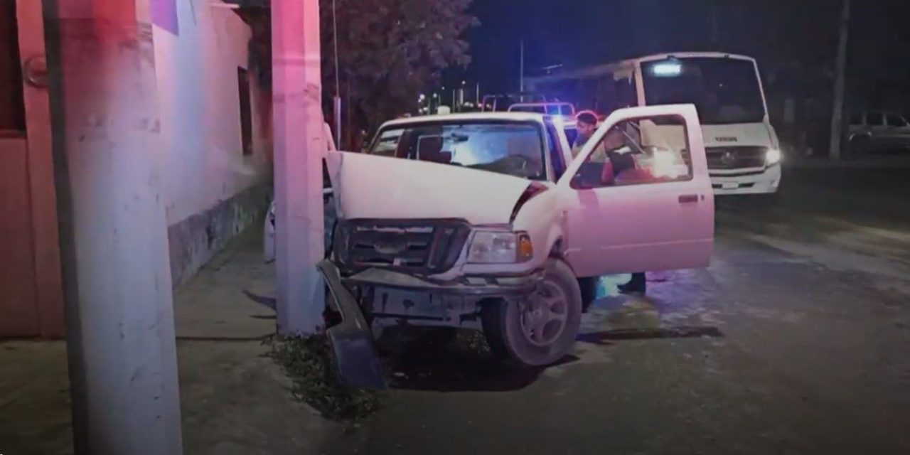 Conductor se queda dormido y se impacta contra poste en Saltillo; además lesiona a su amigo