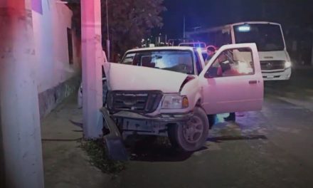 Conductor se queda dormido y se impacta contra poste en Saltillo; además lesiona a su amigo