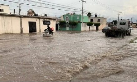 Cierran vialidades en Saltillo por escurrimientos y auxilian a tres personas