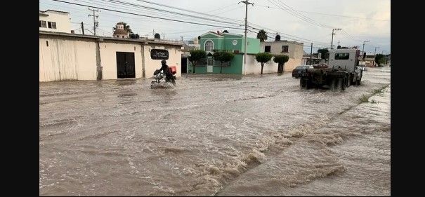 Cierran vialidades en Saltillo por escurrimientos y auxilian a tres personas