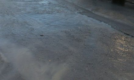 Se registra mega fuga de agua potable en la colonia Agua Azul