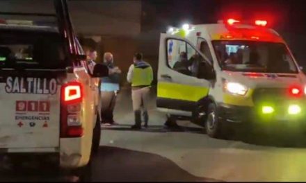 Saltillo: Iban 3 en una moto y uno resultó lesionado tras accidente; sus amigos lo dejan a su suerte