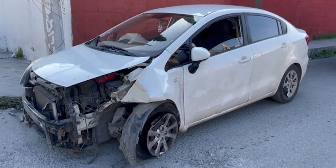 Mujer pierde el control de su vehículo y se estrella contra un árbol en Saltillo