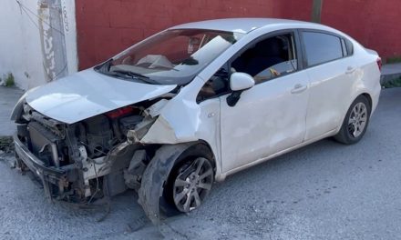 Mujer pierde el control de su vehículo y se estrella contra un árbol en Saltillo