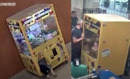 Niño quería agandallar y termina atrapado en una máquina de peluches (video)