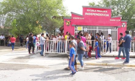 Padres de familia cierran la primaria ‘Independencia’ en Ramos Arizpe