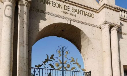 Trabajador encuentra hombre colgado de un árbol al interior del Panteón Santiago