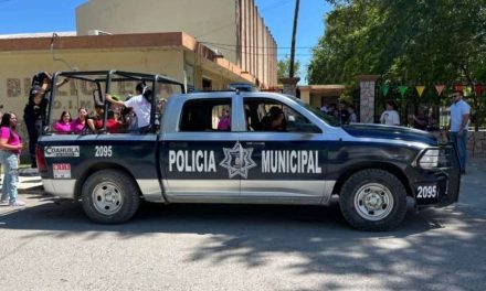 Conviven policías de Múzquiz con niños del programa ‘Vacaciones en la Biblioteca’