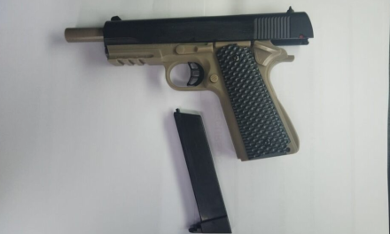 Niño dispara pistola de postas y lesiona a otro menor